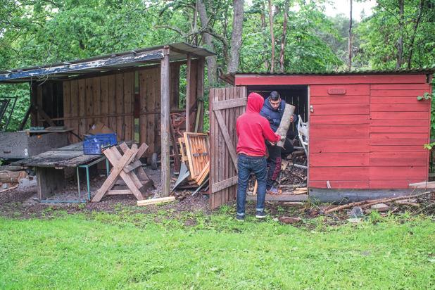 Sommarjobbare hämtar material till