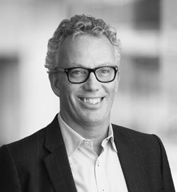 Arbetande ordförande Skirner AB, tidigare VD i Humlegården Fastigheter AB och FFNS Gruppen AB Andra väsentliga uppdrag: Ordförande i Investment AB Latour och Skirner Förvaltning AB, ledamot i SaltX