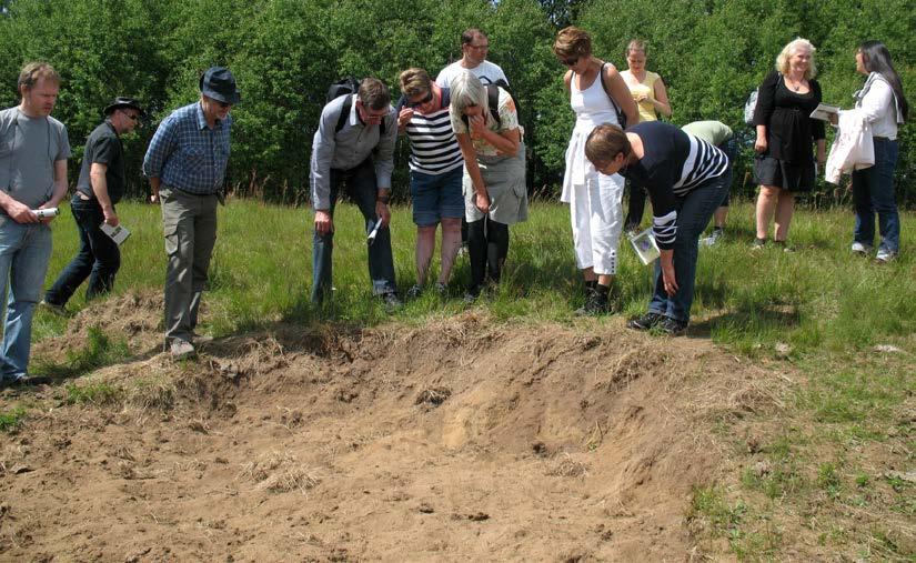 Figur 19. Miljönämnden och miljökontoret är ute tillsammans med Boine Johnsson för att titta på projektet i område 61 den 16 juni 2011.