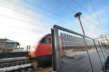 Bullerskyddsystemet har dessutom en nominell effekt på kring 7,25 kw p på dess framsida och 5,6 kw p på dess baksida.