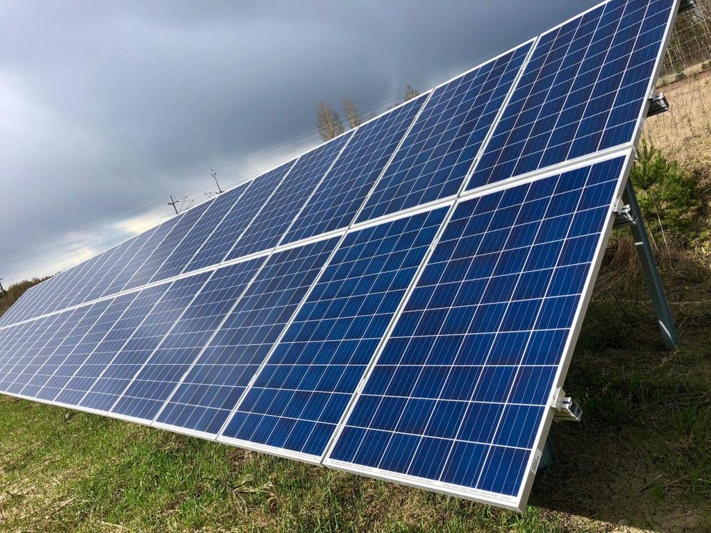 10.3.2 Solcellsanläggning, Enköping I Enköping observerades det en solcellsanläggning som förser elenergi till en