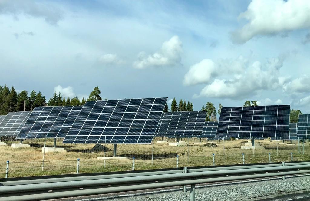 10.3.3 Solcellspark, Västerås Utmed E18 i Västerås finns nordens största solcellspark som har byggts av solgrossist företaget Kraftpojkarna.