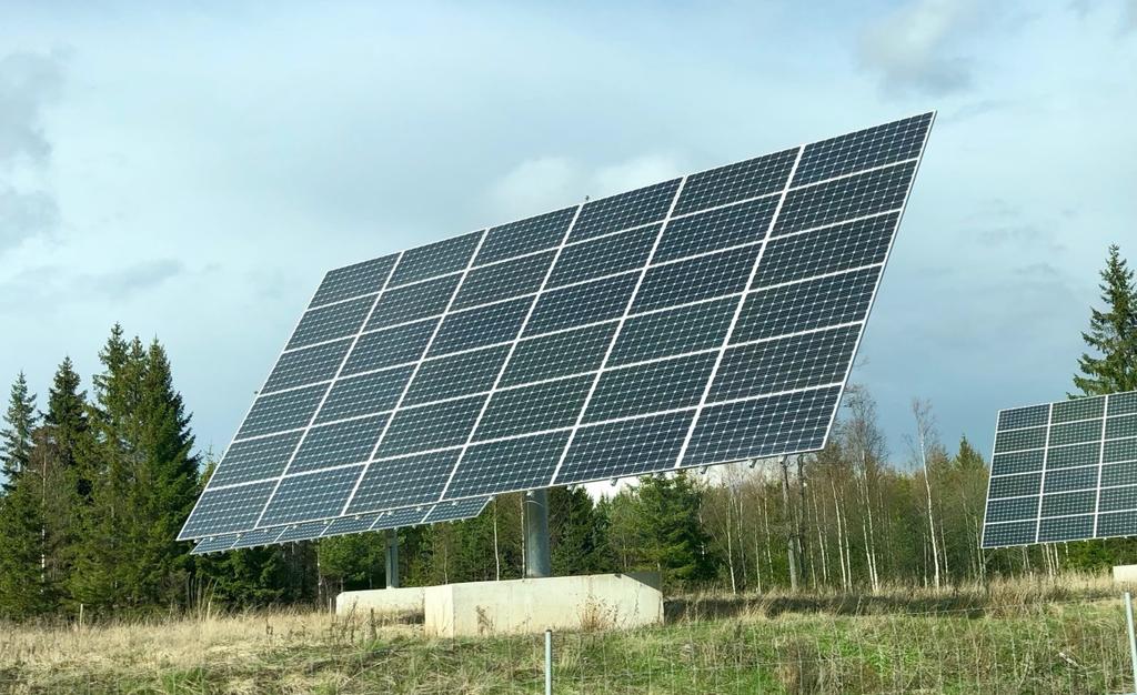 i hela solcellsparken. Återigen tydliggörs att dessa solceller inte är byggnadsintegrerade.