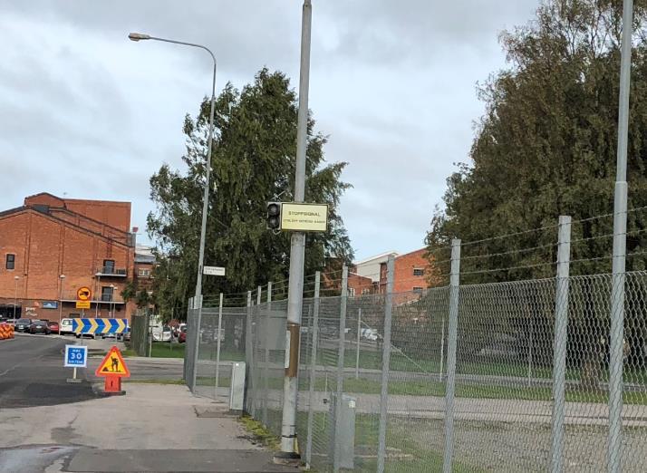 Vid irritation på slemhinnor och hud, som kommit i kontakt med nitrösa gaser, ska de irriterade områdena sköljas med stora mängder vatten.