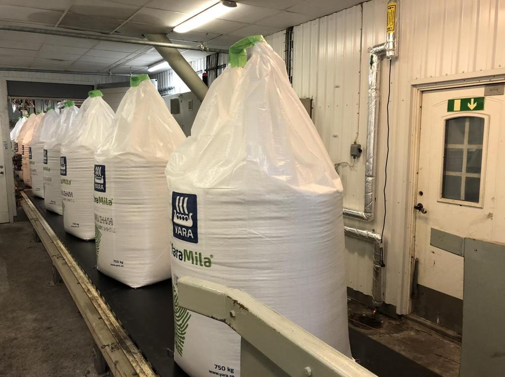 Från bulklagret transporteras produkterna till en intilliggande säckningsstation för att förpackas i storsäck. En storsäck innehåller 750 kg färdig produkt.