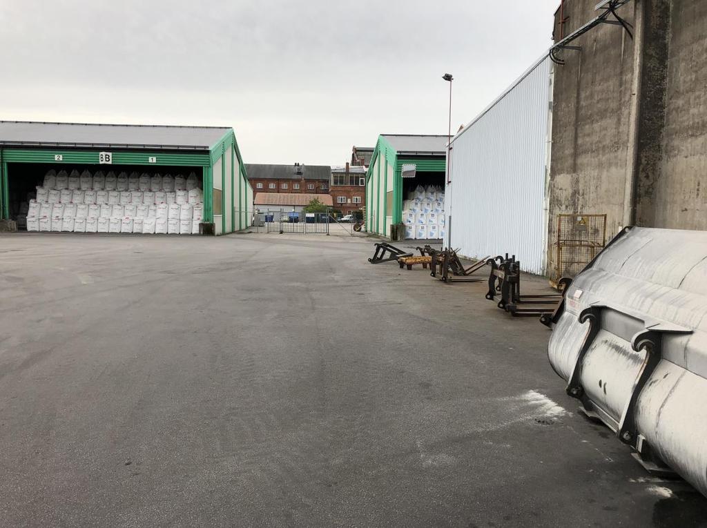 Bild: foto av lagringshallar för storsäck. 3.2 Verksamhetens omgivning Verksamhetens läge i Östra Hamnen medför att verksamheten närmast omges av industriverksamhet.