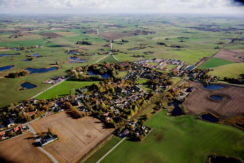 Backlandskapet möter den skånska bördiga Söderslätt Gamla landsvägen söder ut mot Anderslöv Unikt dödisgropslandskap Östra Grevie folkhögskola Trelleborgsbanan Gamla