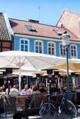 Vad menas med kvällsekonomi? Med begreppet kvällsekonomi menar vi stadens och stadskärnans totala utbud av upplevelser, aktiviteter och tjänster efter kontorstid.