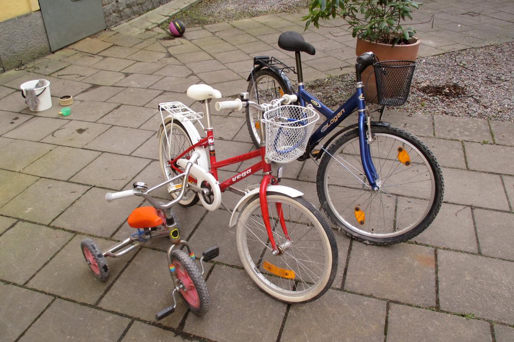 Grundskola åk 7 9 8 Cykelförrådet En stor förskola har ett förråd, där de har sina 3-hjuliga yklar. Förskolan har både 2-hjuliga o h yklar. a) Just nu nns det 11 yklar i förrådet.