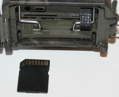 3. Installation SD-kort SD-kort på upp till 32 GB (medföljer ej) används för att spara bilder och video.