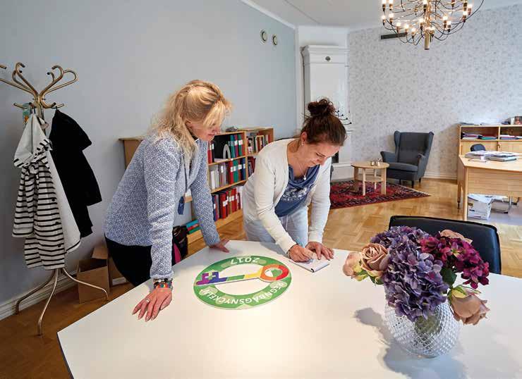 Diakonhunden Mio jobbar i Älta kyrka i Nacka församling. HUNDAR SOM ANVÄNDS inom vård och omsorg har olika kompetenser.