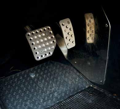 Det skulle åtminstone ge en sinnligare närhet till bilens innersta väsen, det hjälps inte hur tekniskt briljanta de halvautomatiska växellådorna är de bidrar alltid till en filtrering av inte elegant