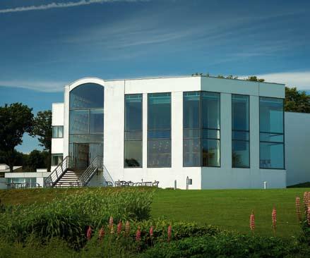 Eldsjälar Bland böljande kullar och intill både vatten och skog i hjärtat av Jylland ligger ett av Danmarks vackraste museer, Trapholt ett museum med en omfattande samling modern dansk bildkonst och