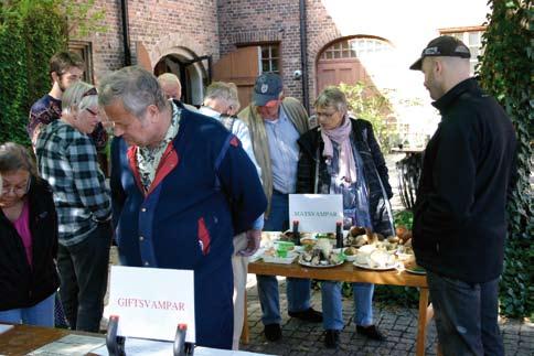 Svampens Dag på Regionmuseet i Kristianstad H. Ulf B. Olsson Utställning på Regionmuseet. Matsvampsbordet lockar som vanligt flest intresserade. -Foto: U. Olsson. Man måste ha tur med vädret när Puggehatten har svamputställning i Regionmuseets inre gård i Kristianstad.