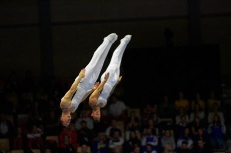 Under tidig eftermiddag tävlade Oscar Smith (Lidköping) och Jonas Nordfors (Upplands Väsby) i synkron trampolinhoppning, där två serier genomförs.