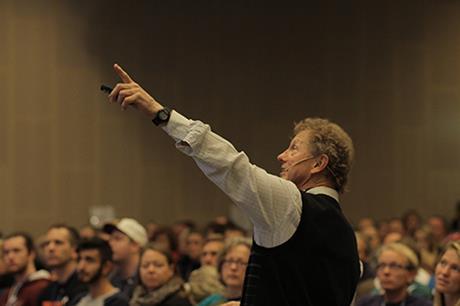 Professor Keith Russel underhåller, inspirerar och utmanar.