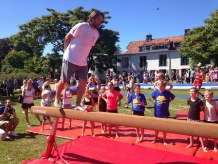 Det var många som ville prova på gymnastiken. En av dem var Peter "Foppa" Forsberg, här på bommen.