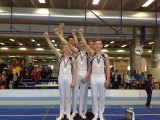 Guld till killarna och silver till tjejerna på JNM i artistisk gymnastik 2015-05-24 Lagtävlingen i JNM i Helsingfors avgjordes igår och Sverige kommer hem med ett