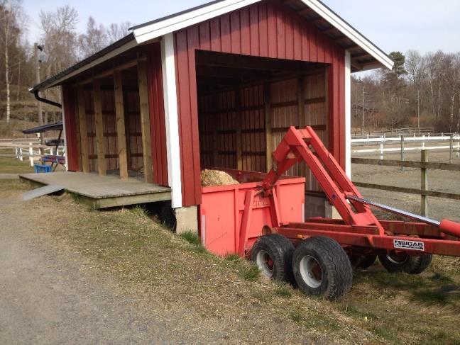 Bild 8. Gödseln är placerad utanför bottenplattan vilket medför en risk för näringsläckage. Bild 9.