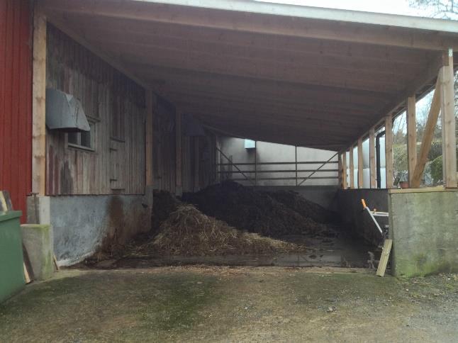 Gödselförvaring under tak förhindrar lakning. Bild 11. Bra containerförvaring av hästgödsel.
