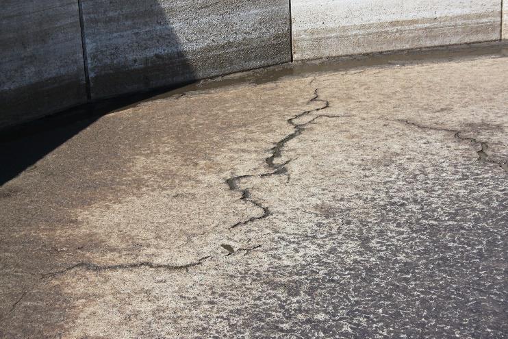 Lagring inne i stallutrymmen, i till exempel djupströbädd, får räknas in i lagringskapaciteten så länge kravet på att avrinning eller läckage inte sker uppfylls.