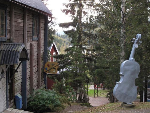 Du blir du skjutsad ut till Lidebro eller om du föredrar att hoppa över vandring längs väg till Eden. Dagens vandring är lättvandrad och den slingrar sig fram längs stränder, vikar och uddar.