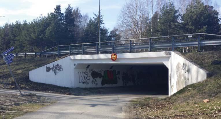 Platsspecifi ka åtgärder 1. Gång- och cykeltunnel under Tyresövägen Befi ntlig situation Befintlig situation: Från norr är tunneln idag det första mötet med stråket och en port in till kommunen.