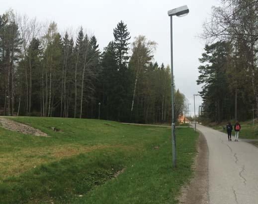 8. Området kring Dalhallen Befi ntlig situation Framför Dalhallen finns ett stort dagvattenmagasin under mark som ligger upphöjt i förhållande till stråket. Ovanpå magasinet finns en grusyta.