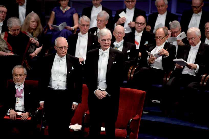 FOTO: LEHTIKUVA Ekonomipristagarna Oliver Hart och Bengt Holmström under Nobelceremonin i Stockholm i december 2016. tigt än eljest.