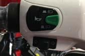 Helljusindikator - lyser när helljuset är på. 2. Batteri-indikator - 4 streck betyder fullt batteri; 0 streck betyder tomt batteri.. Distansmätare - visar distansen i km. 4. Hastighetsmätare - visar hastigheten i km/h.