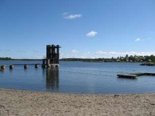 4 Växlingar i vattendjupet Djupet vid stranden ökar långsamt och maxdjupet är ca 4 m vid hopptornet. Vid flytbryggan ca 20 meter från stranden är vattendjupet ca 0.8 m.