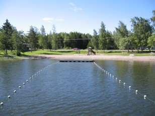 Stranden är relativt skyddad från hårda vindar och därmed från stora vågor, förutom vid nordlig vind. In- och utgående båtar till småbåtshamnen och förbigående farled kan orsaka vågsvall. 3.