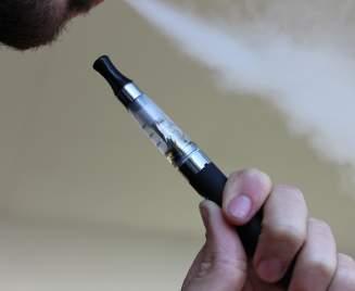 E-CIGARETT Flera av ingredienserna i rökvätskan är giftiga, och nikotin som ofta finns i e-cigaretter i flytande form är mycket giftigt.