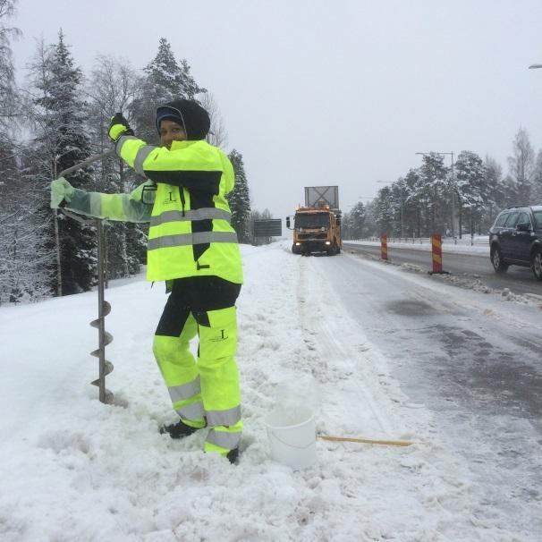 Denna förorenade snö röjs i urbana områden för att ge framkomlighet samt garantera alla trafikslag rimlig säkerhet.