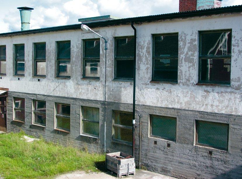 Syrahuset är en liten oansenlig byggnad i glasbruksområdets utkant men byggnaden är unik i Glasriket. 10. Syrahuset Sliperiet, byggt på 1950-talet. 9.