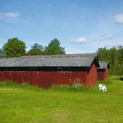 De många fönstren behövdes för att ge ljus i lokalerna i en tid då elström just börjat användas sparsamt på bruket. Bakom magasinet finns ytterligare byggnader som använts som glasmagasin.