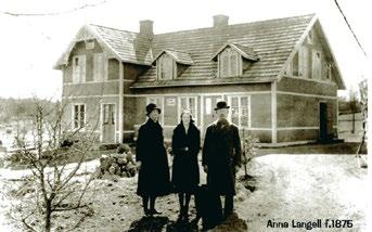 Langells café troligen på 1920-1930-talet. Troligen är det fru Langell själv till vänster i bilden tillsammans med ett par okända kunder. 21.
