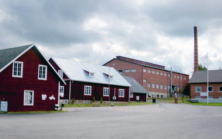 Här målades dekorer på lampglas och andra produkter. Sedan brändes färgen fast i speciella brännugnar.