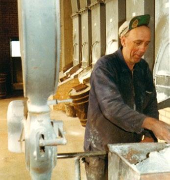 4. Hyttan Bild från mängkammaren på 1970-talet. Före 1979 blandades här den glasmassa bruket använde. Mängkammarens utrustning finns kvar idag. Rosdalas hytta är en av de modernare i Glasriket.