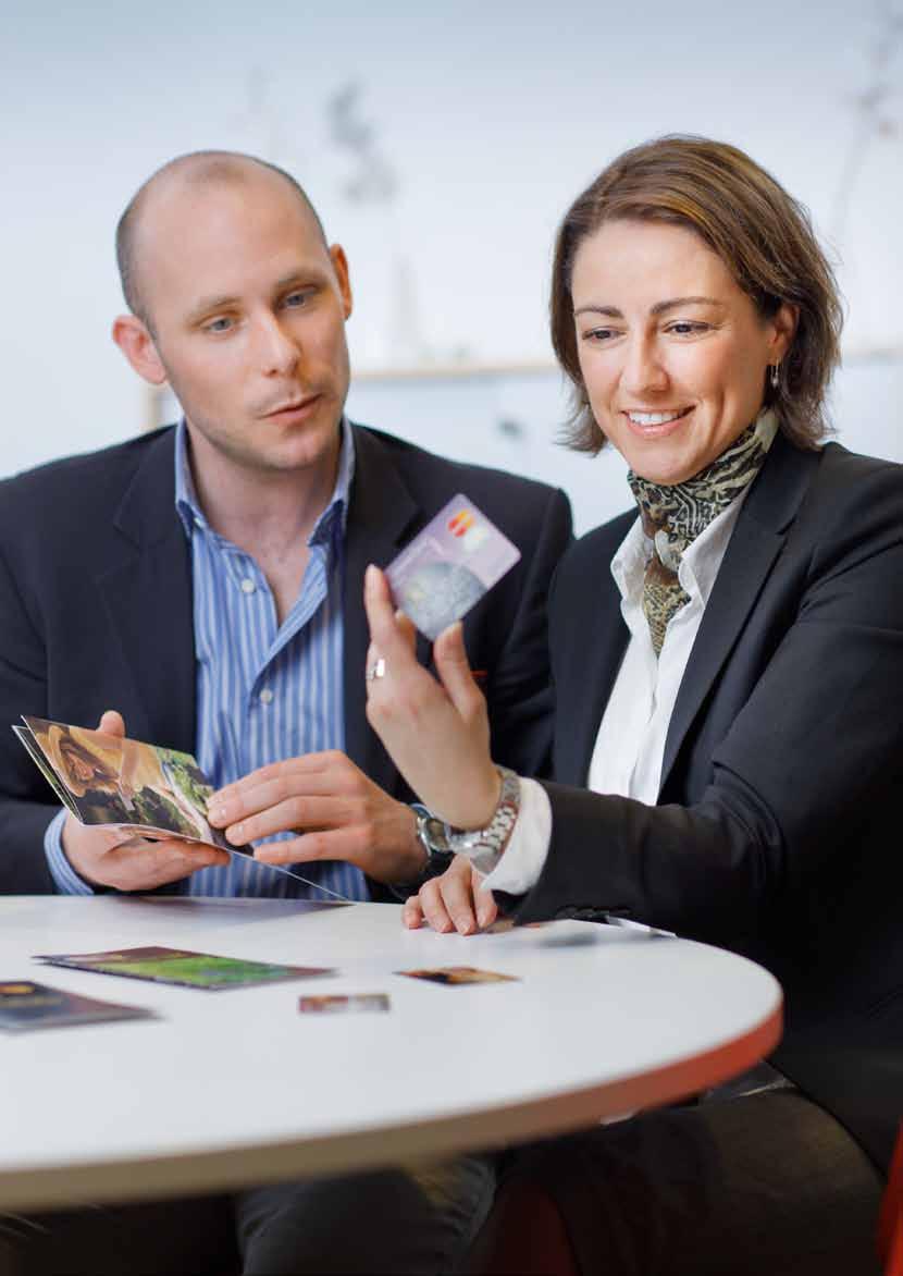 Fredrik Casta, affärsutvecklare och Dunia Olanderson, försäljningsansvarig Supreme Card diskuterar utvecklingen av bankens rosa kort Supreme Card Woman, som under 2010 bidrog med 1 miljon kronor till