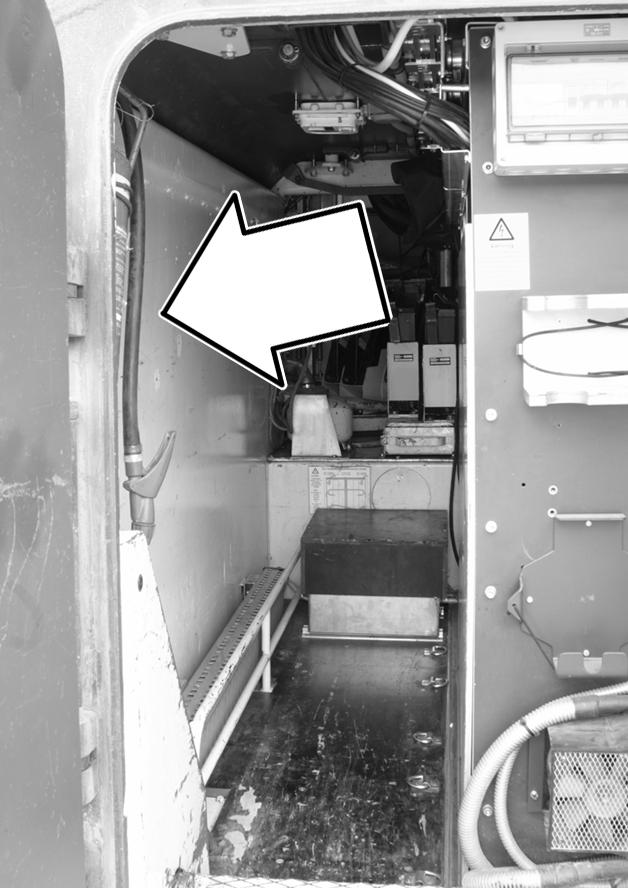 Bild 10. Pulversläckare på vänster sidovägg (Rlpbv 3024) Plombering Utlösningshandtaget till höger om föraren och locket över bakre utlösningshandtaget är uppbundna med tunna trådar.