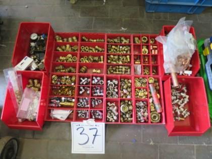 00 kr exkl moms Låda med diverse