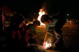 Att leka med Elden Fascination inför eld utvecklas vid två-tre års ålder. Historiskt sett använde barn eld. I dag leker 80 % av barn i åldern 12-14 år med eld.