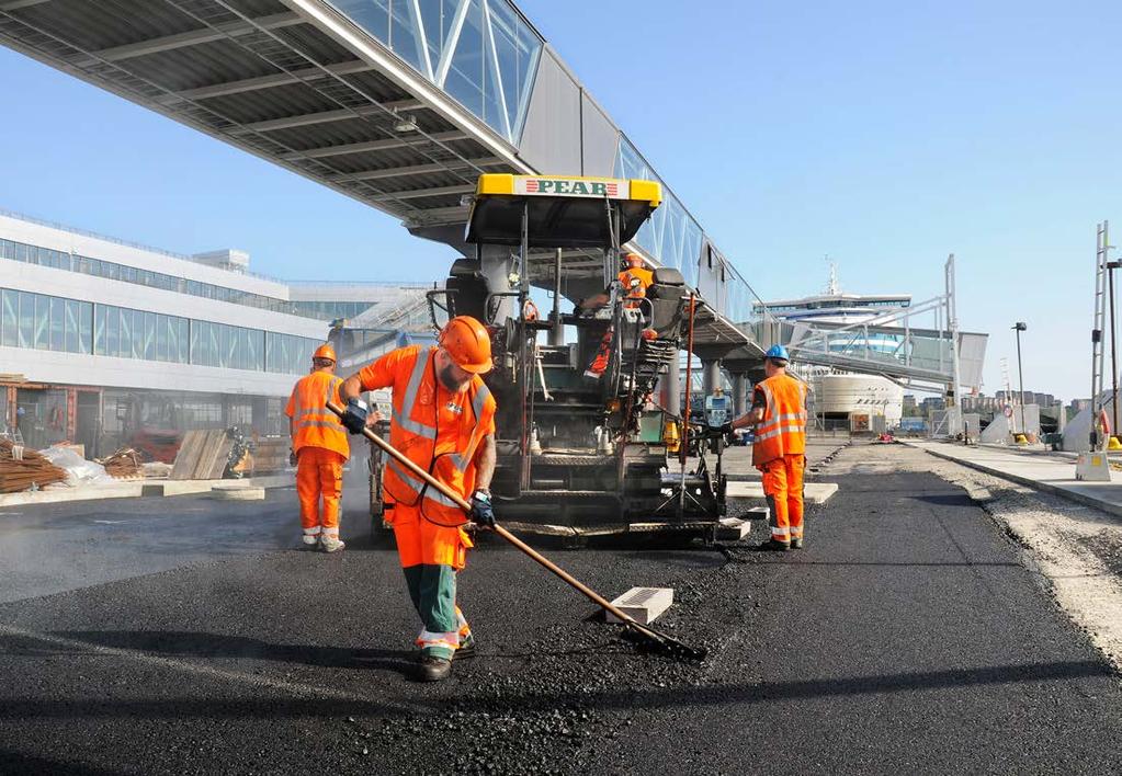 Halvårsrapport JANUARI JUNI VÄRTAHAMNEN Stockholm Lönsam tillväxt och hög orderingång April juni Operativ nettoomsättning 12 813 (12 781) Operativt rörelseresultat 631 (624) Operativ rörelsemarginal