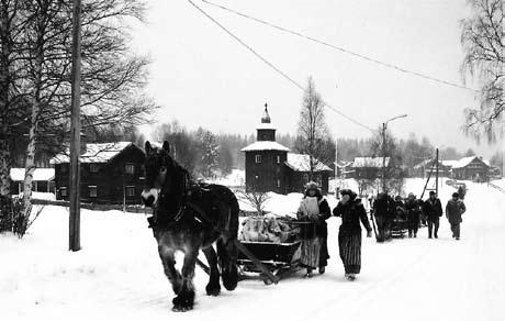 Den vackra utsikten från Digerberg över Varvsön och dalgången