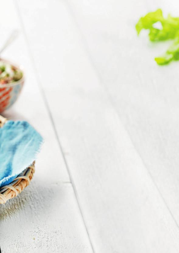Pitabröd med Minutkyckling, chilihommus och gurksallad med mynta 2 portioner 15 20 minuter 1 paket Minutkyckling Classic 2 pitabröd 2 blad romansallad 1 burk kokta kikärtor, ca 400 g 1 vitlöksklyfta,