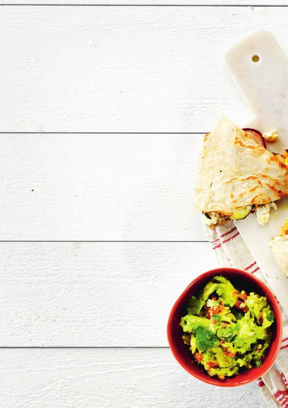 Quesadilla med Minutkyckling med zuccini och fetaost 2 portioner 15 20 minuter 1 paket Minutkyckling BBQ ½ zucchini, tunna skivor ½ rödlök, tunna skivor 1 paket fetaost 1 dl majs Oregano, färsk eller