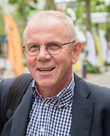 Hans är född 1954, bor i Östhammar och arbetar som universitetslektor i juridik. Han är analytisk och kan se saker och ting i större perspektiv när det behövs.