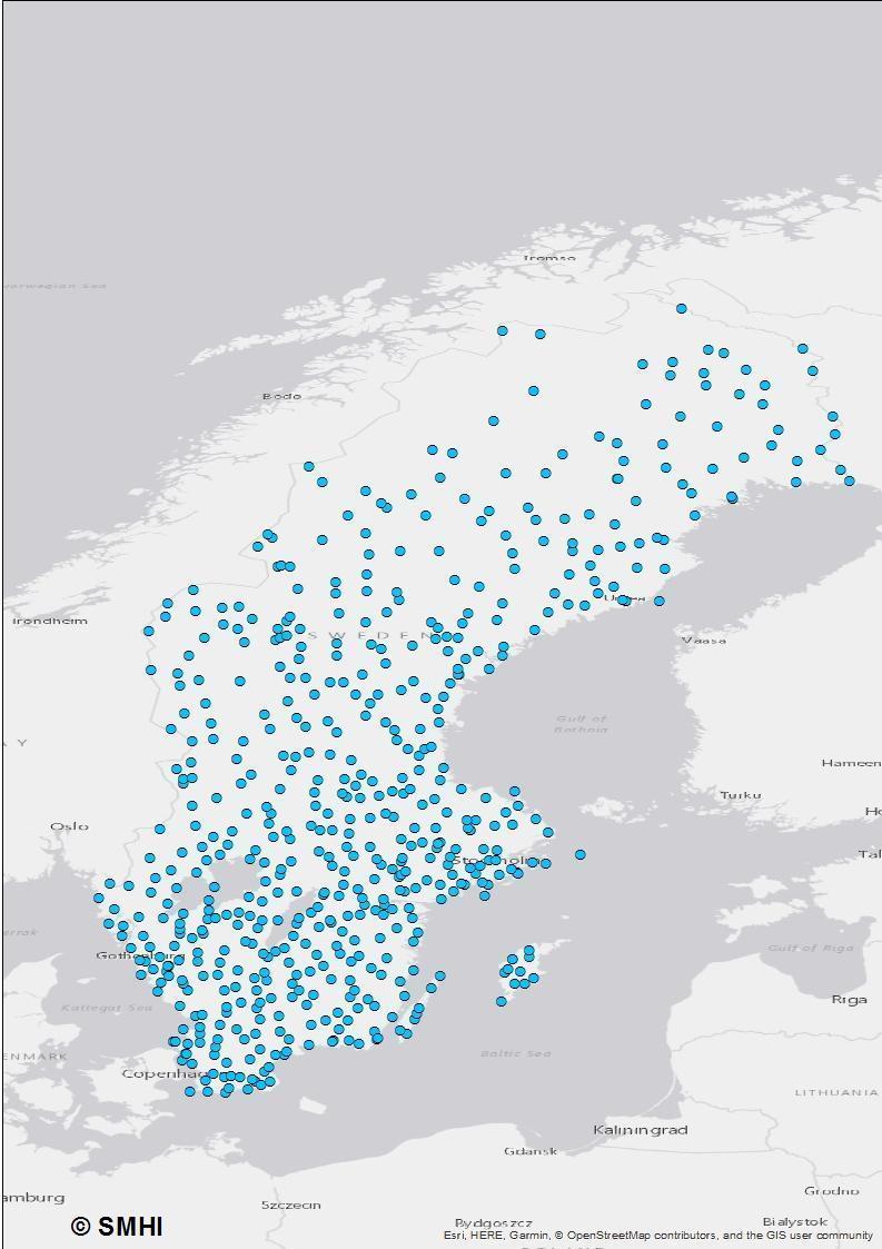 Figur 1. T.v. visas de 566 stationer ur SMHI:s stationsnät för mätning av snödjup. T.h. visas VRF:s 55 stationer för mätning av snödjup och densitet. 2.