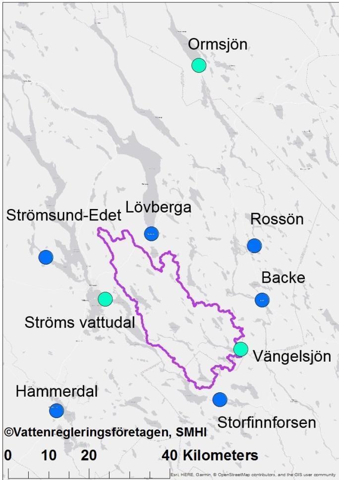 Figur 4. Blå punkter visar de sex närmaste stationerna ur SMHI:s stationsnät för mätning av snödjup som använts i studien.